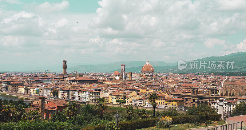 佛罗伦萨，托斯卡纳，意大利:老城区全景与高耸的圣玛丽亚del Fiore大教堂和乔托钟楼